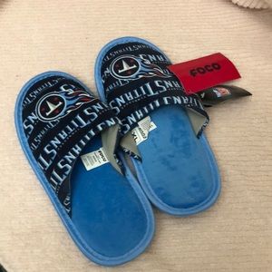 NWT NFL FOCO TITANS KIDS SLIPPERS,size kids X-Large (7-8).